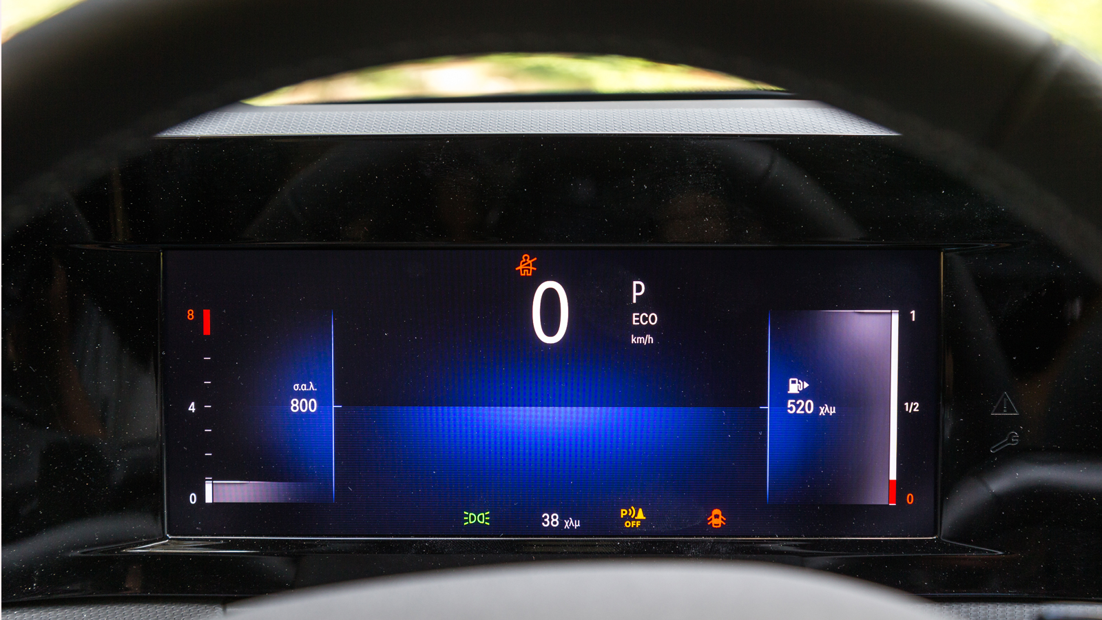 Ο ψηφιακός πίνακας οργάνων είναι 10 ιντσών και βρίσκεται μέσα στο ίδιο πλαίσιο με την οθόνη του infotainment.